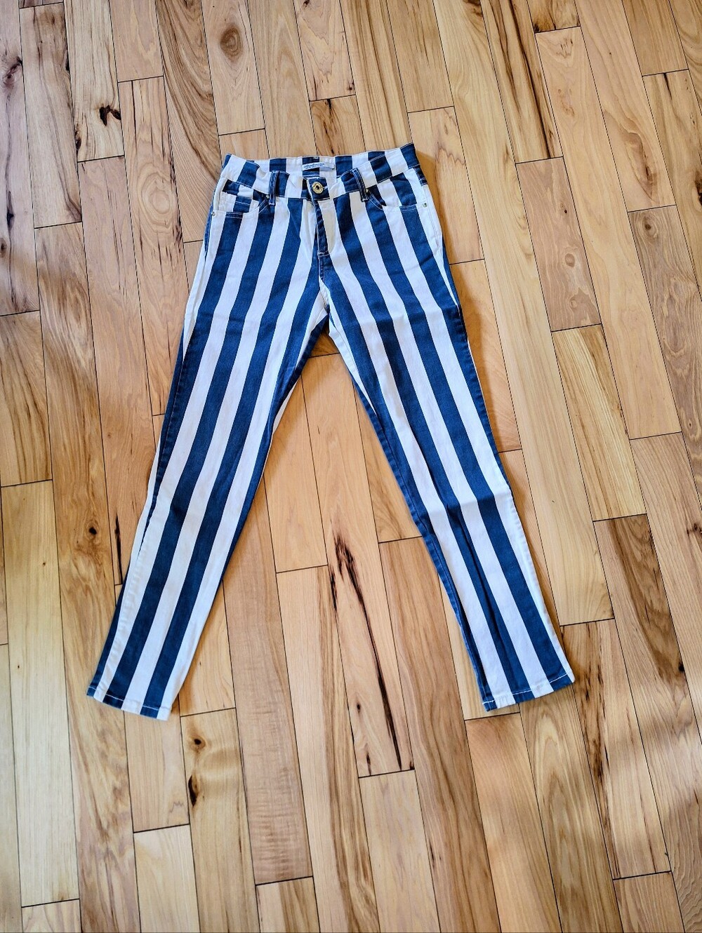 EUC Stradivarius white and blue striped skinny jeans in a US 4